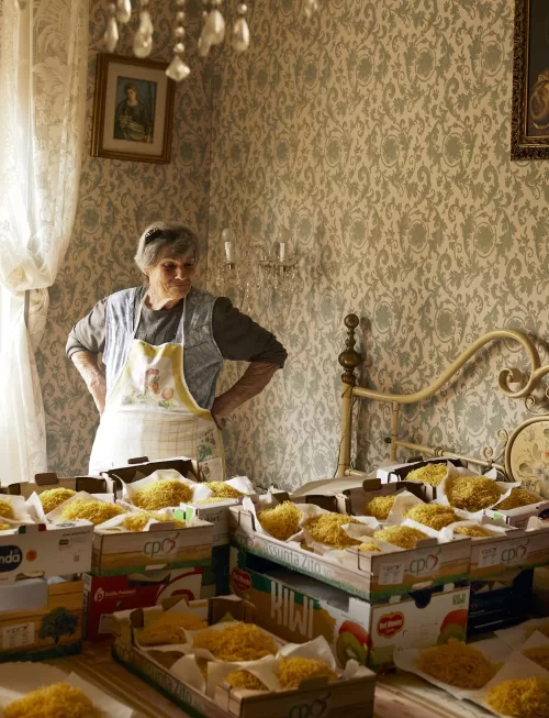 ‘Delfina, A Pasta Granny’ por Lizzie Mayson. Ganadora, Claire Aho Award for Women Photographers, 2025