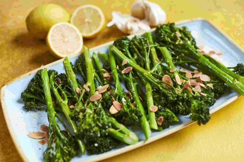 Bimi® al ajillo con lascas de almendra y limón