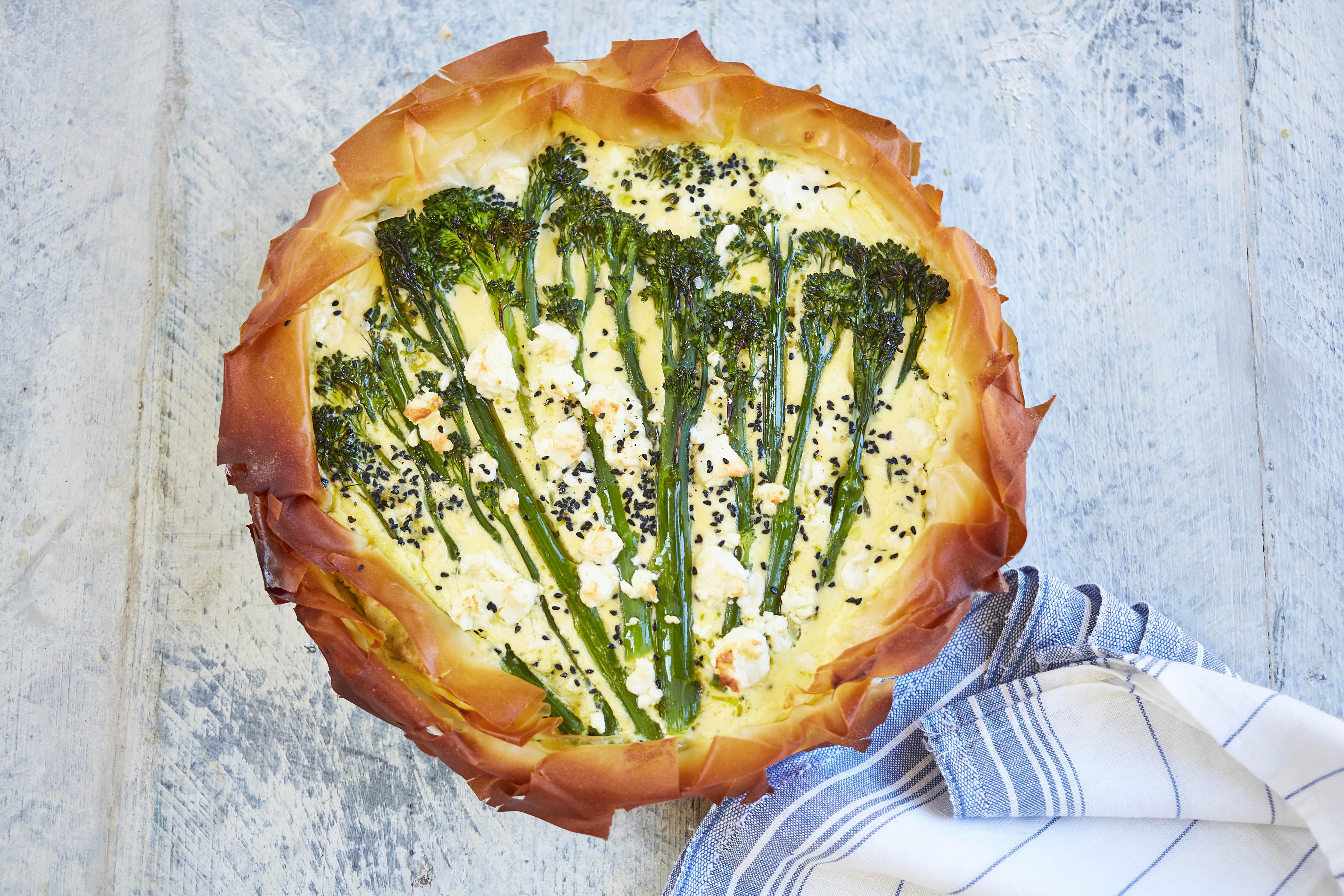 Tarta de filo con brocoli Bimi yogur y feta