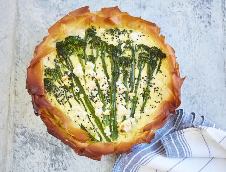 Tarta de filo con brocoli Bimi yogur y feta