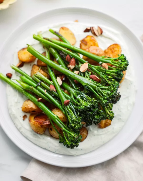 Fetacreme med sprøde kartofler og Bimi-broccoli