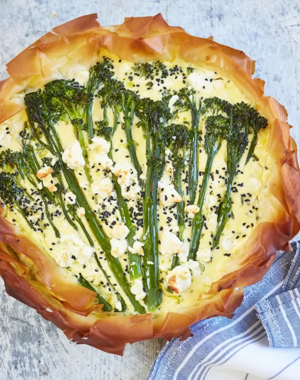 Tarta de filo con brócoli Bimi®, yogur y feta