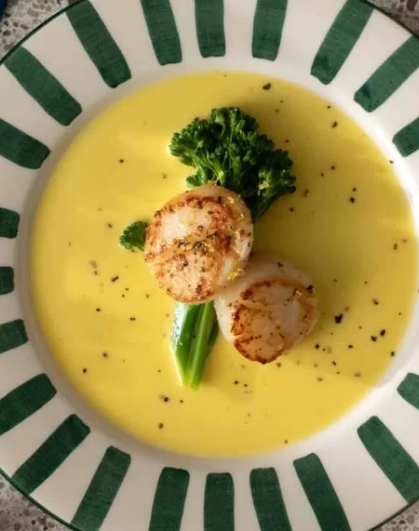 Coquille met Bimi® en saffraan saus