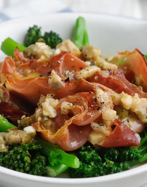 Brócoli Bimi® con prosciutto crujiente y aliño de chalotas y alcaparras