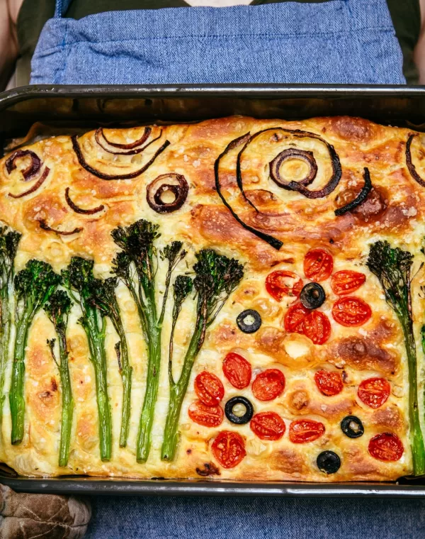 Focaccia με μπρόκολο Bimi®, ελιές, ντομάτες και κρεμμύδια