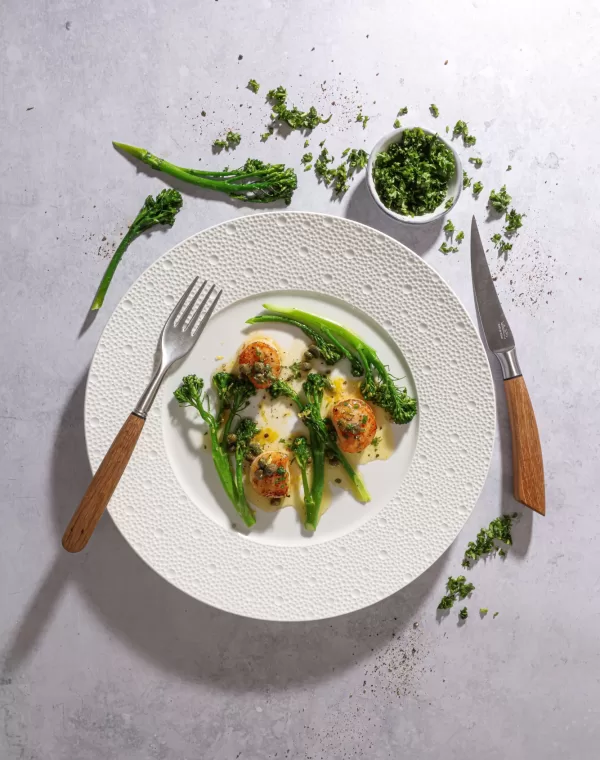 Smørstegt Bimi® broccoli med kammuslinger og brunet smør