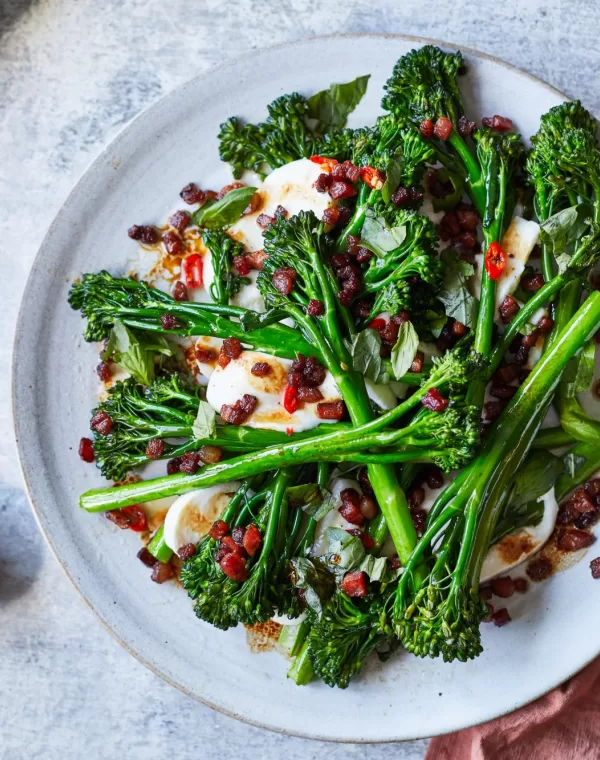 Bimi® broccoli med bacon, mozzarella och basilika