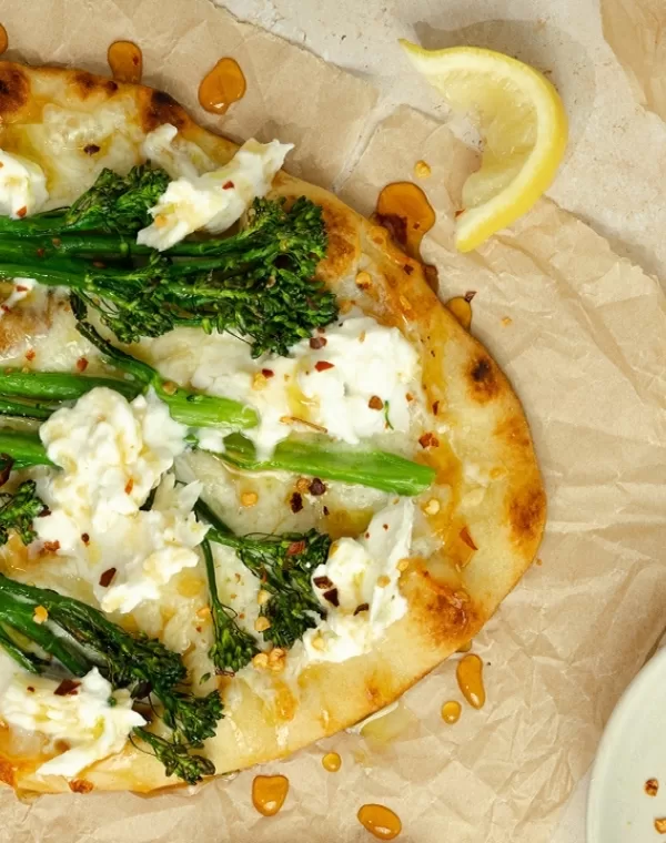 Pizzas de pan naan con brócoli Bimi® y mozzarela