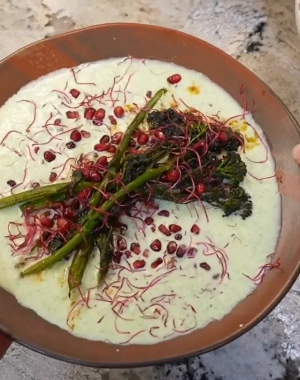 Bimi® rôti au miel et paprika fumé, sauce fraîche aux herbes