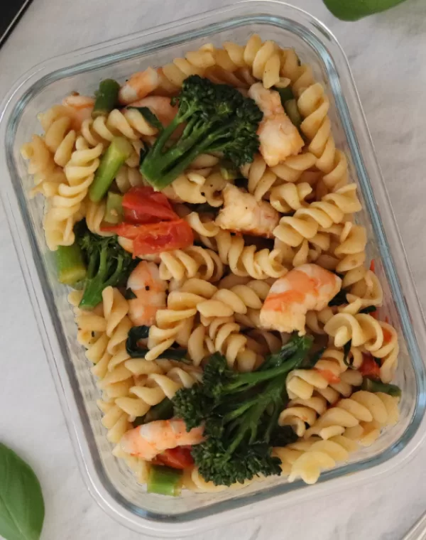 Fusilli com camarão, Bimi® e manjericão