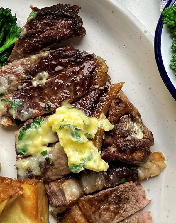 Chuletón con brócoli Bimi® y mayonesa de ajo