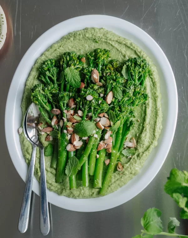 Stegte Bimi® broccoli med ærtecreme, lime, mandler og mynte