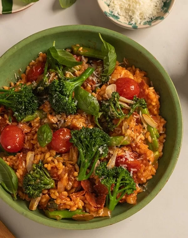 Risotto de tomate y chorizo con brócoli Bimi® al ajillo