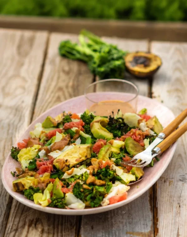 Salade de brocolis Bimi®, avocats, pamplemousse grillés