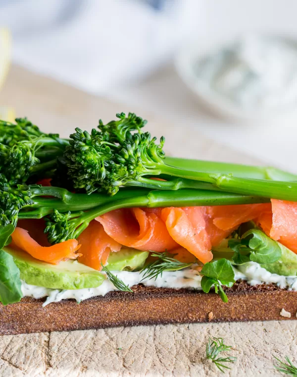 Tosta de Abacate, salmão fumado e Bimi®
