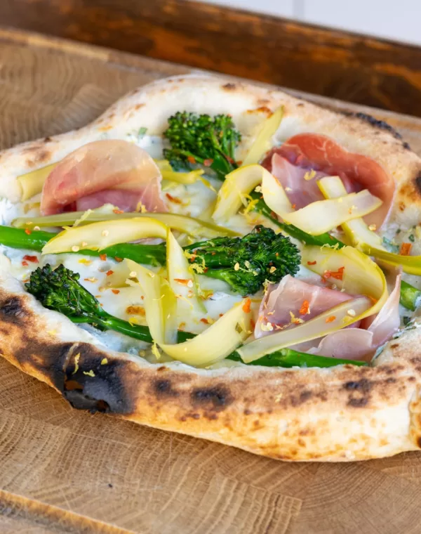 Hvit pizza med Bimi® brokkoli
