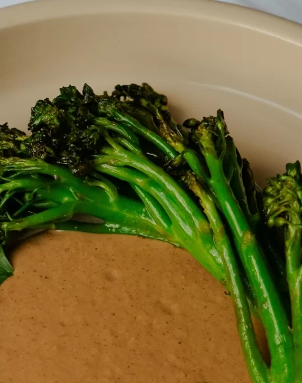 Glasierter Bimi®-Tenderstem®-Brokkoli mit würziger Haselnusssauce