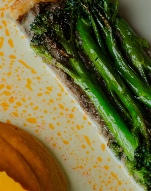 Bimi®-Tenderstem®-Brokkoli-Tarte mit Kürbispüree und Käsesauce