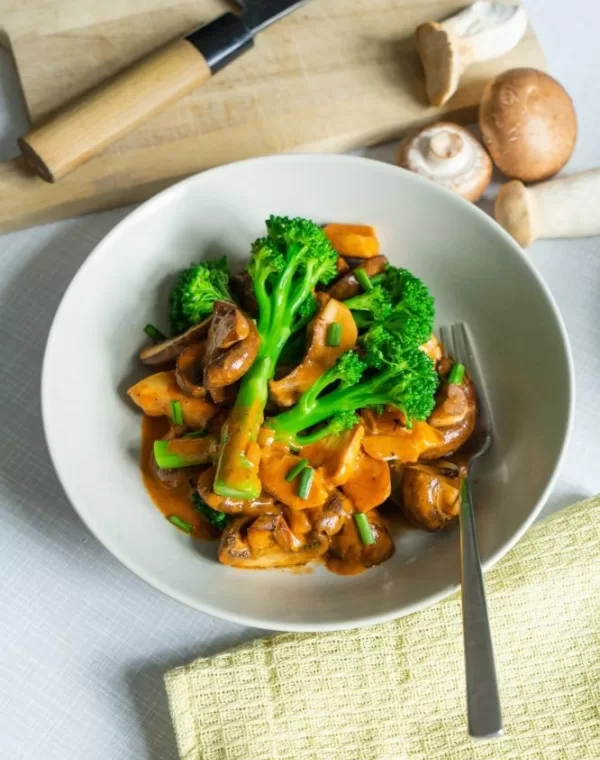 Grøntsagsgryde med Bimi® broccoli og svampe