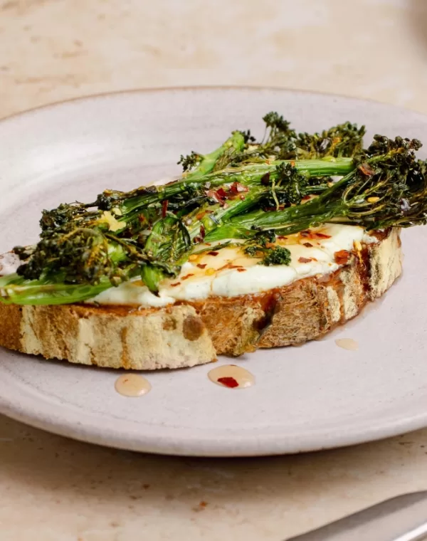 Tostada de Bimi® con queso cottage y miel