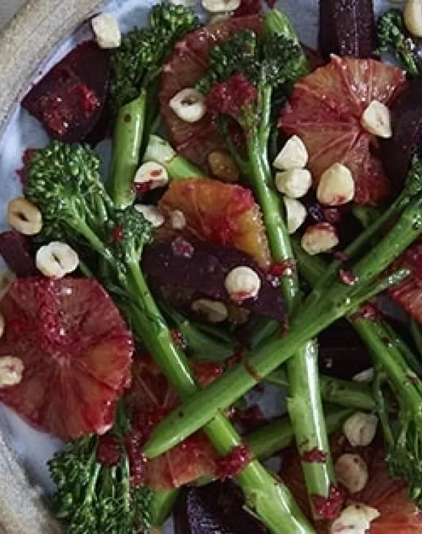 Bimi® broccoli och rödbetssallad med blodapelsin och chilivinagrette