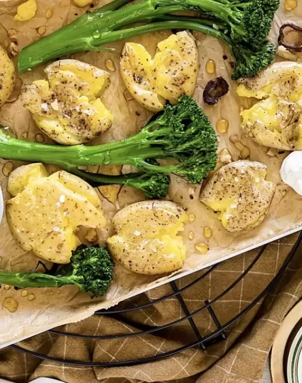 Écrasé de pommes de terre et brocoli Bimi® avec sauce au fromage de chèvre et miel