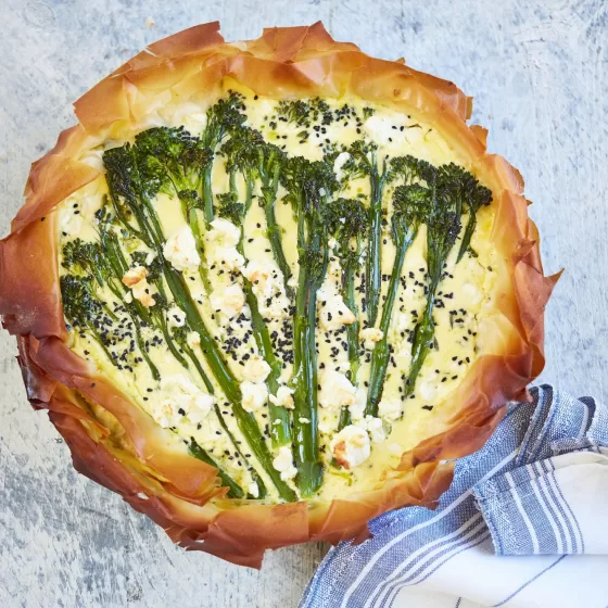Tarta de filo con brócoli Bimi®, yogur y feta