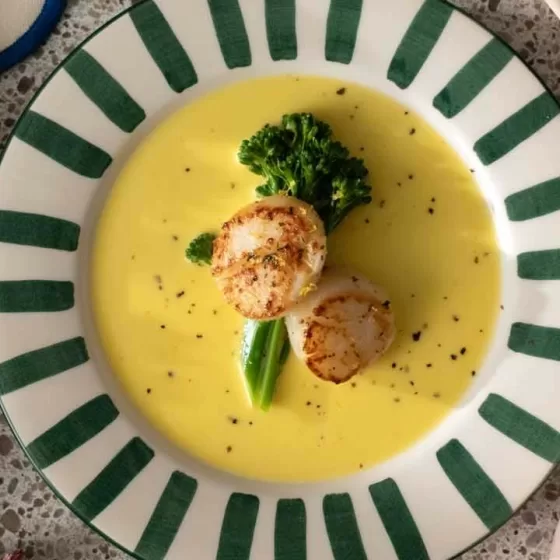 Coquille met Bimi® en saffraan saus