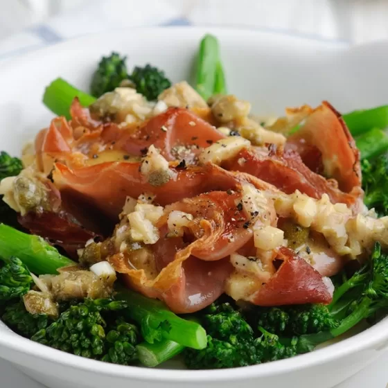 Brócoli Bimi® con prosciutto crujiente y aliño de chalotas y alcaparras