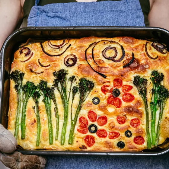 Focaccia με μπρόκολο Bimi®, ελιές, ντομάτες και κρεμμύδια