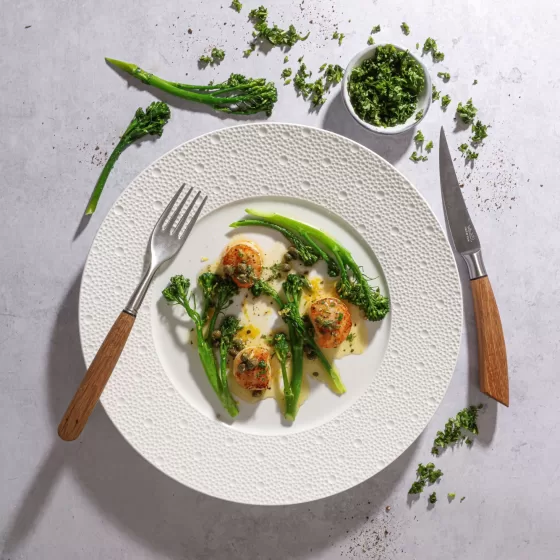 Smørstegt Bimi® broccoli med kammuslinger og brunet smør