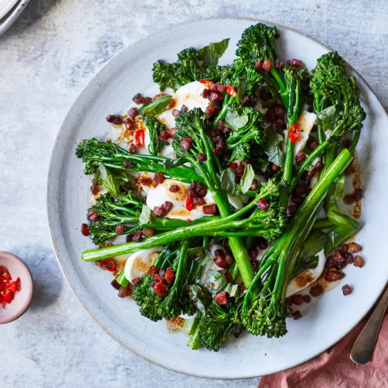 Bimi® broccoli med bacon, mozzarella och basilika