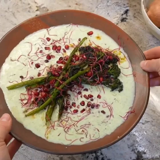 Bimi® rôti au miel et paprika fumé, sauce fraîche aux herbes