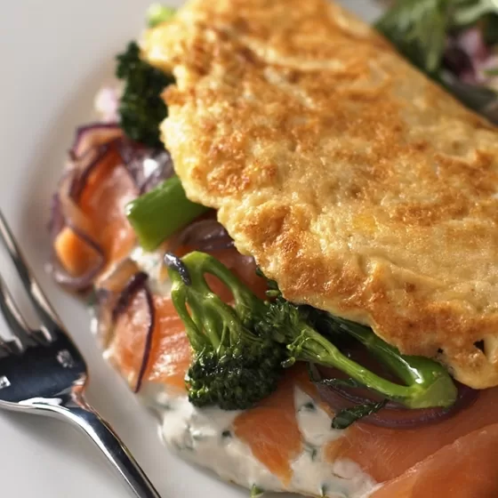 Tortilla de brócoli Bimi® y salmón ahumado
