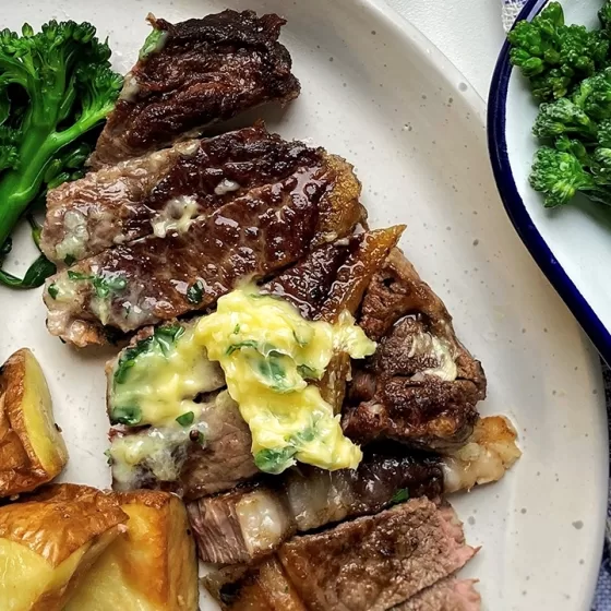 Chuletón con brócoli Bimi® y mayonesa de ajo