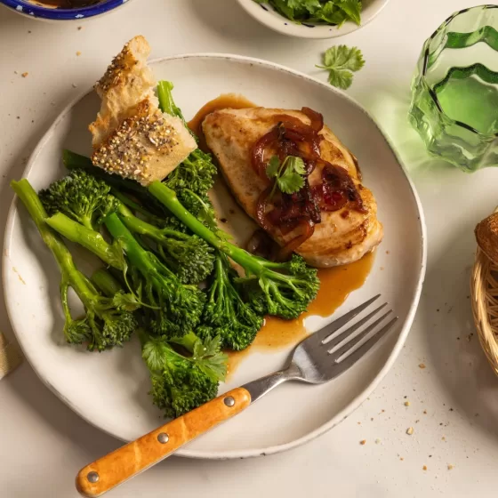Kylling med lønnesirup, koriander og stekt Bimi® brokkoli