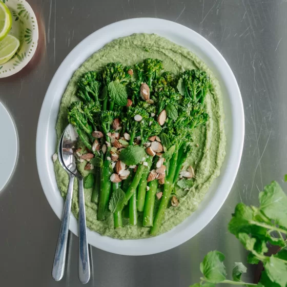 Stegte Bimi® broccoli med ærtecreme, lime, mandler og mynte