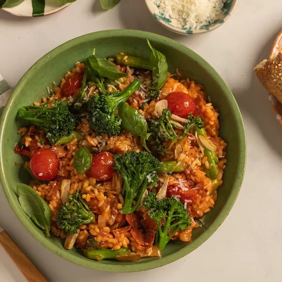 Risotto de tomate y chorizo con brócoli Bimi® al ajillo