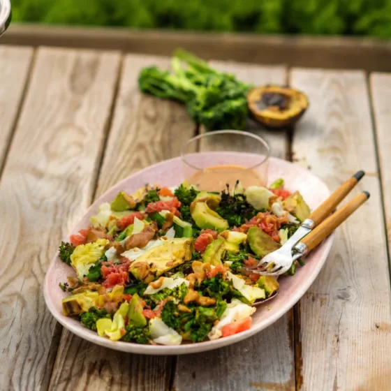 Salade de brocolis Bimi®, avocats, pamplemousse grillés