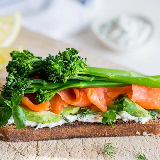 Tosta de Abacate, salmão fumado e Bimi®