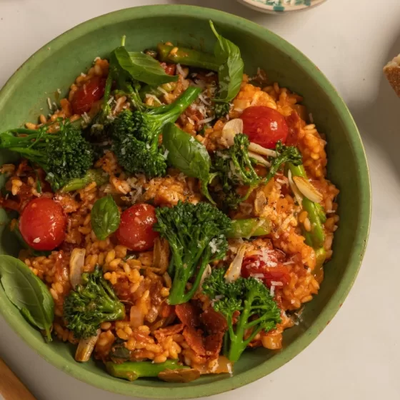 Tomat- og chorizorisotto med hvitløksmarinert Bimi® brokkoli