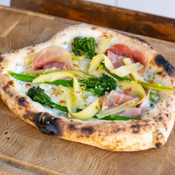 Hvit pizza med Bimi® brokkoli