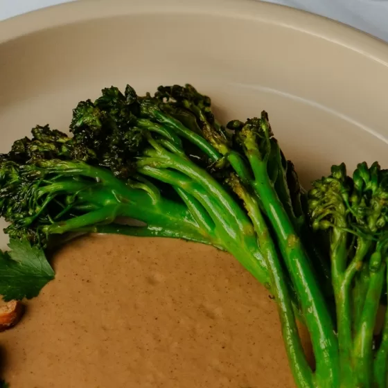 Glasierter Bimi®-Tenderstem®-Brokkoli mit würziger Haselnusssauce