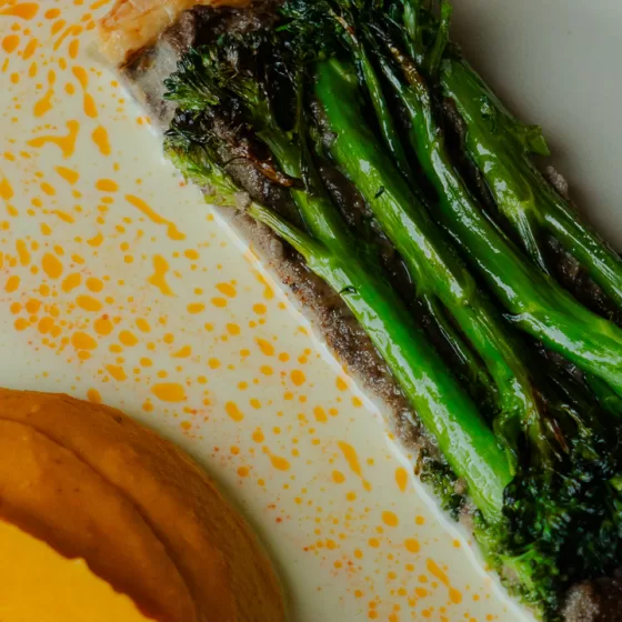 Bimi®-Tenderstem®-Brokkoli-Tarte mit Kürbispüree und Käsesauce