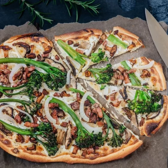 Flammkuchen med Bimi® Broccoli og skovsvampe