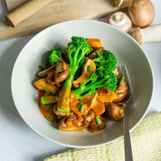 Grøntsagsgryde med Bimi® broccoli og svampe