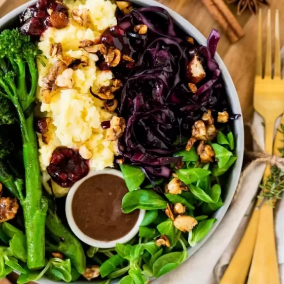 Julbowl med Bimi® broccoli, rödkålssallad, potatismos och nötcrunch