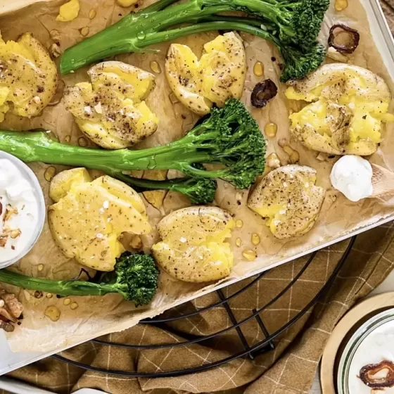 Écrasé de pommes de terre et brocoli Bimi® avec sauce au fromage de chèvre et miel